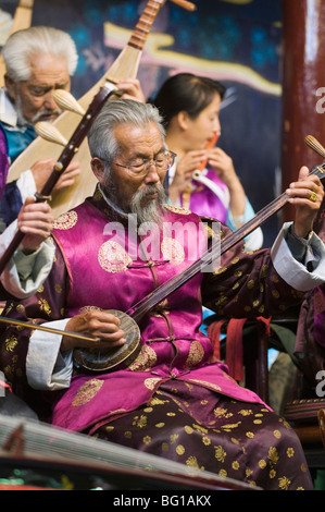 Musiker in einem traditionellen Naxi-Orchester Lijiang Altstadt, UNESCO-Weltkulturerbe, Provinz Yunnan, China, Asien Stockfoto