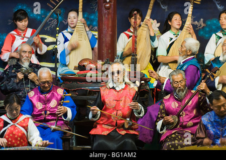 Musiker in einem traditionellen Naxi-Orchester Lijiang Altstadt, UNESCO-Weltkulturerbe, Provinz Yunnan, China, Asien Stockfoto