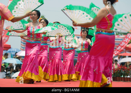 Tänzer, feiert das Wasser plantschen Festival in Jinghong Stadt, Xishuangbanna, Yunnan Provinz, China, Asien Stockfoto