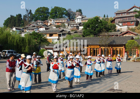 Naxi Frauen tanzen in Lijiang Altstadt, UNESCO-Weltkulturerbe, Provinz Yunnan, China, Asien Stockfoto