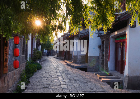 Sonnenaufgang auf einem gepflasterten Straßen in Lijiang Altstadt, UNESCO-Weltkulturerbe, Provinz Yunnan, China, Asien Stockfoto