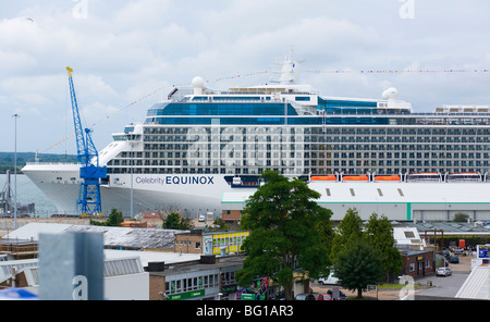 Kreuzfahrtschiff Celebrity Equinox im Dock in Southampton, Hampshire, UK Stockfoto