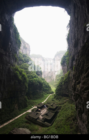 Tempelbau in Wulong Natural Rock Bridges, UNESCO-Weltkulturerbe, Chongqing Stadtbezirk, China, Asien Stockfoto