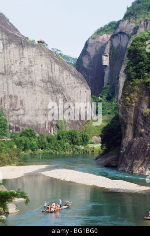 Bambus-River-rafting auf Tianyou Feng Heavenly Tour Höhepunkt in Mount Wuyi National Park, UNESCO, Provinz Fujian, China, Asien Stockfoto
