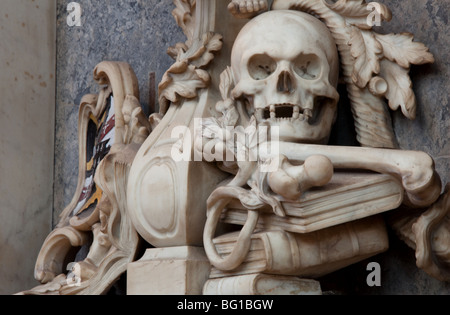 Zierpflanzen geschnitzten Totenkopf mit Knochen, leaf Zweige und Bücher, im Chor an St. Laurentius Kirche, Ludlow, Shropshire. Stockfoto