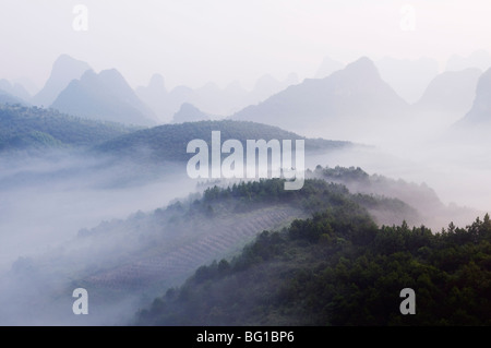 Am frühen Morgennebel klammerte sich an Kalkstein Karst Landschaft Yangshuo, in der Nähe von Guilin, Provinz Guangxi, China, Asien Stockfoto