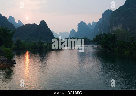 Sonnenuntergang über Karst Kalkstein Landschaft auf dem Li-Fluss (Lijiang) in Yangshuo, in der Nähe von Guilin, Provinz Guangxi, China, Asien Stockfoto