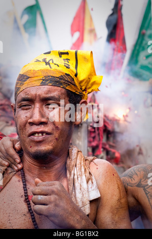 Ein Feuer Cracker erlischt bei einer Prozession auf dem vegetarischen Festival in Phuket, Thailand Stockfoto