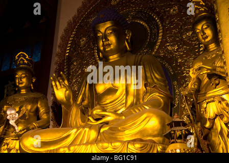 Hangzhou, China. Der sitzende Buddha Gautama im Lingyin Tempel. Stockfoto