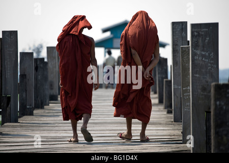 Mönche gehen auf die Ubein Brücke in Mandalay, Myanmar Stockfoto