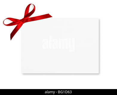 Geschenkkarte mit einer Schleife Rot Satinband gebunden. Isoliert auf weißem Hintergrund Stockfoto