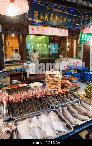 Grill-Essen auf einem Straßenmarkt in der muslimischen Umgebung von Xi ' an, Provinz Shaanxi, China, Asien Stockfoto