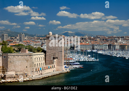 Stadtbild und Skyline einschließlich Fort Saint Jean und Eintritt zum „Vieux Port“ oder Alten Hafen, Hafen oder Hafen, Marseille oder Marseille, Frankreich Stockfoto