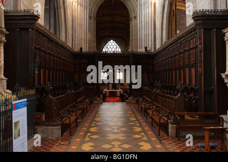 Von der Chor an St. Laurentius Kirche in Ludlow, Das schön geschnitzte Chorgestühl und misericords gesehen. Stockfoto