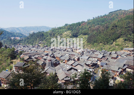 Traditionelle hölzerne Häuser in Zhaoxing Dong ethnische Dorf, Provinz Guizhou, China, Asien Stockfoto