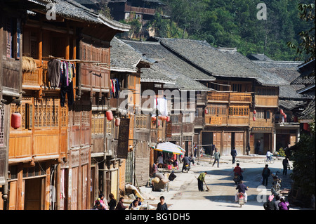 Traditionelle hölzerne Häuser in Zhaoxing Dong ethnische Dorf, Provinz Guizhou, China, Asien Stockfoto