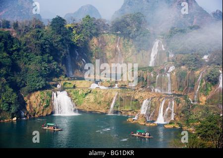 Ausflugsboote unter Detian Wasserfall, China und Vietnam transnationalen Wasserfall, Provinz Guangxi, China, Asien Stockfoto