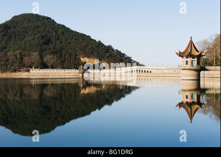 Eine alte Brücke spiegelt sich in den Gewässern eines Reservoirs an Lushan-Berg, Jiangxi Provinz, China, Asien Stockfoto