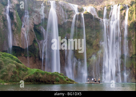 Touristen auf einem Bambus-Floß unter Jiulong (neun Drachen-Wasserfall), teilnehmen, Yunnan Provinz, China, Asien Stockfoto