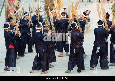 Miao ethnische Minderheit traditionelle musikalische Bambus Musizieren an Basha, Guizhou Provinz, China, Asien Stockfoto