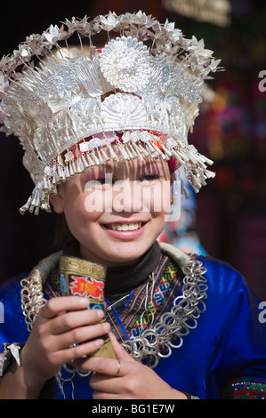 Mädchen begrüßen die Besucher mit einem Horn Reiswein an Miao Neujahrsfest in Xijiang, Guizhou Provinz, China Stockfoto