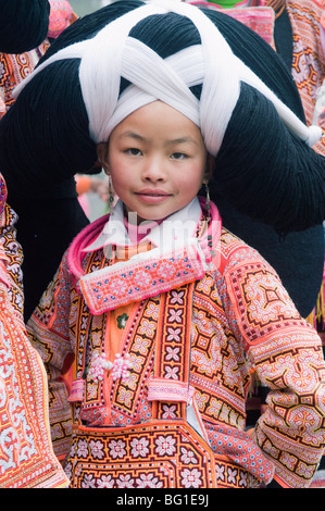 Long Horn Miao Mädchen an lunar Festival Neujahrsfeier in Sugao ethnische Dorf, Provinz Guizhou, China, Asien Stockfoto