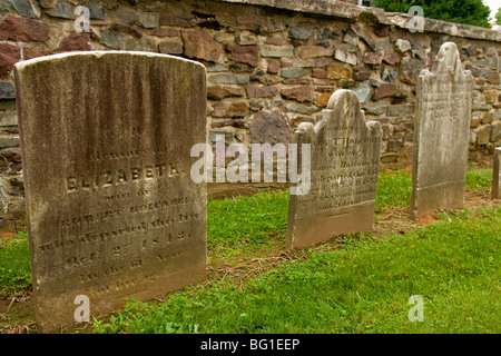 Verwitterte Grabsteine auf 1843 bis 1836 zurückgeht. Stockfoto