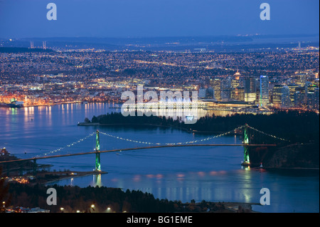 Nachtansicht der Skyline der Stadt und Lions Gate Bridge, von Cypress Provincial Park, Vancouver, Britisch-Kolumbien, Kanada Stockfoto