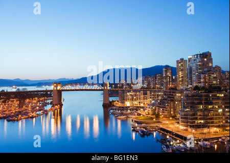 Beleuchteten Gebäuden im False Creek Hafen, Vancouver, Britisch-Kolumbien, Kanada, Nordamerika Stockfoto