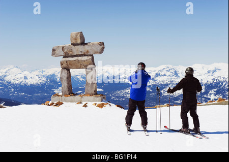 Skifahrer Fotografieren ein Inukshuk-Statue, Whistler Mountain Resort, 2010 Winterspiele Veranstaltungsort, British Columbia, Kanada Stockfoto