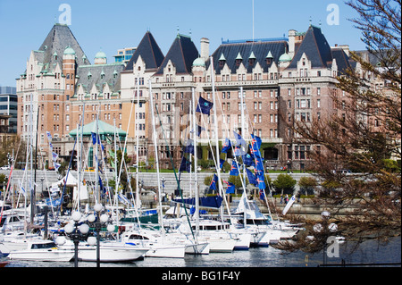 Boote vor dem Fairmont Empress Hotel, James Bay Inner Harbour, Victoria, Vancouver Island, British Columbia, Kanada Stockfoto