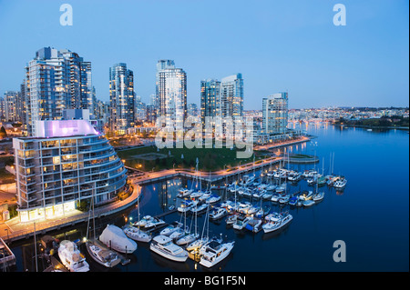 Boote vertäut am Ufer im False Creek Hafen, Vancouver, Britisch-Kolumbien, Kanada, Nordamerika Stockfoto