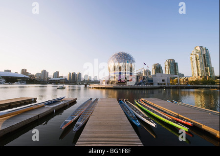 Bunten Ruderboote vor Telus Welt der Wissenschaft, auf False Creek, Vancouver, Britisch-Kolumbien, Kanada, Nordamerika Stockfoto