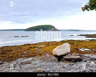 Balancing Rock & Porcupine Island in der Nähe von Bar Harbor, Maine, Mt. Wüsteninsel bei Ebbe in Frenchman's Bay, USA Stockfoto