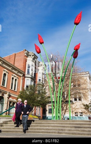 Touristen zu Fuß unter einer Blume-Installation in der Bastion Square, Victoria, Vancouver Island, British Columbia, Kanada Stockfoto