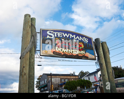 Eine bunte Zeichen mit Hummer, gegen einen blauen Himmel mit Wolken in Bar Harbor, Maine, USA, wirbt für ein Restaurant. Stockfoto