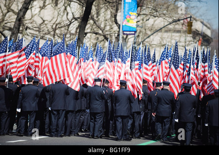 Polizei-tragende amerikanische Flaggen, St. Patricks Day feiern auf der 5th Avenue, Manhattan, New York City, New York, USA Stockfoto