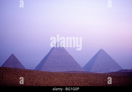 Die Pyramiden von Gizeh Ägypten bei Tagesanbruch. Lesen von rechts nach links: die Große Pyramide des Cheops, die Pyramide von khafre und die Pyramide von Menkaur Stockfoto