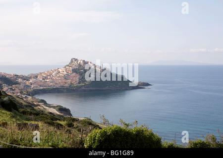 Ansicht von Castelsardo im Hintergrund und der Küste von Sardinien, Italien, Mittelmeer, Europa Stockfoto