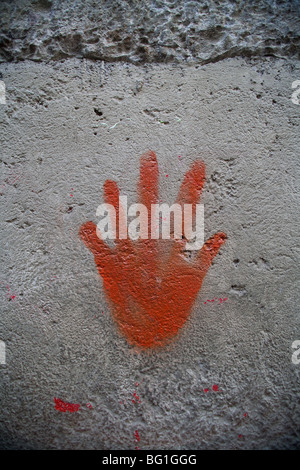 Rot stenciled Hand auf Betonwand Stockfoto