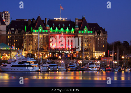 Weihnachtsbeleuchtung auf das Empress Hotel und inneren Hafen-Victoria, British Columbia, Kanada. Stockfoto