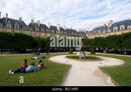 Place des Vosges, Stadtteil Marais, Paris, Frankreich, Europa Stockfoto