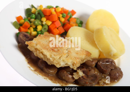 Ein Lamm Nieren Pie, mit Talg Kruste Gebäck, serviert mit Salzkartoffeln und gemischten Gemüse. Stockfoto