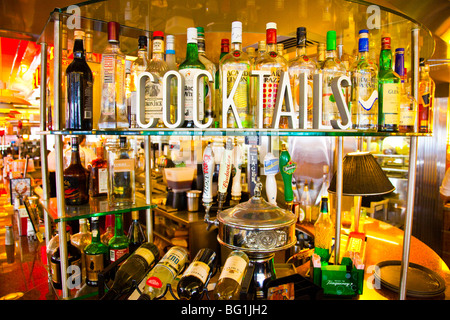 Coctails unterzeichnen vor Alkoholflaschen in den Vereinigten Staaten Stockfoto