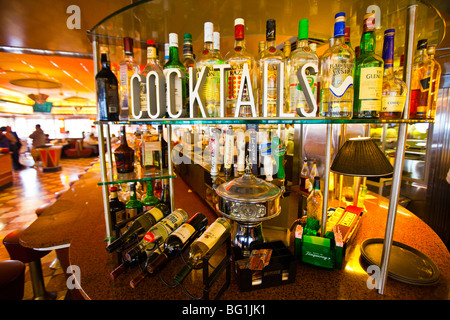 Coctails unterzeichnen vor Alkoholflaschen in den Vereinigten Staaten Stockfoto