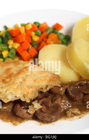 Vertikale Ansicht einer Mahlzeit gedünstete Nieren garniert mit Talg Kruste Gebäck und serviert mit Salzkartoffeln und gemischten Gemüse Stockfoto