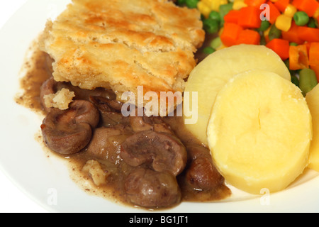 Ein Lämmer Niere Kuchen mit Talg Kruste Gebäck, serviert mit Salzkartoffeln und gemischten Gemüse. Stockfoto