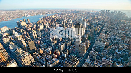 Lower Manhattan von der Spitze des Empire State Building gesehen. East River auf der linken Seite. Stockfoto