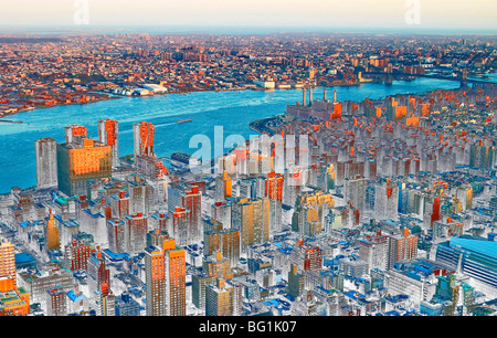 Solarisierte Bild von lower Manhattan gesehen von Spitze des Empire State Building bei Sonnenuntergang, Blick auf den East River. Stockfoto