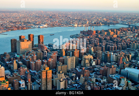 Lower Manhattan gesehen von Spitze des Empire State Building bei Sonnenuntergang, Blick auf den East River. Stockfoto